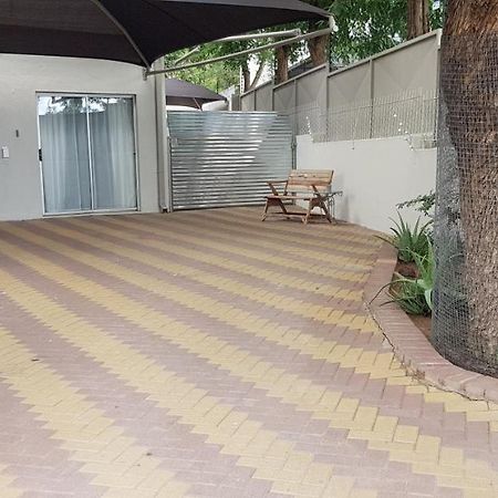 Feather Self Catering Accommodation Windhoek Ngoại thất bức ảnh
