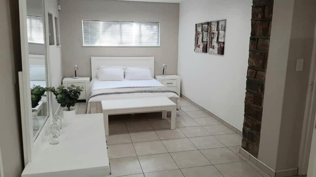 Feather Self Catering Accommodation Windhoek Ngoại thất bức ảnh