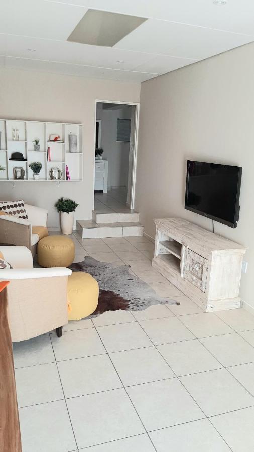 Feather Self Catering Accommodation Windhoek Ngoại thất bức ảnh