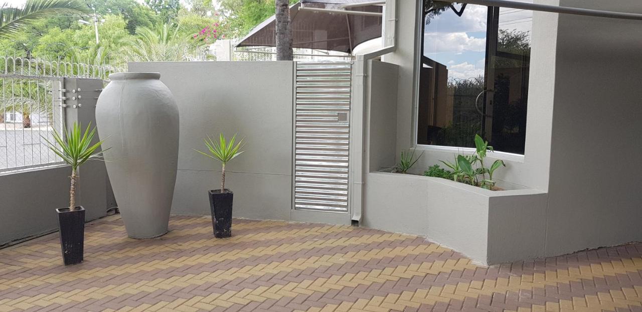 Feather Self Catering Accommodation Windhoek Ngoại thất bức ảnh