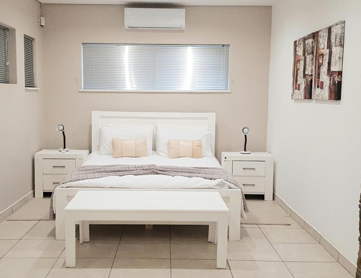 Feather Self Catering Accommodation Windhoek Ngoại thất bức ảnh