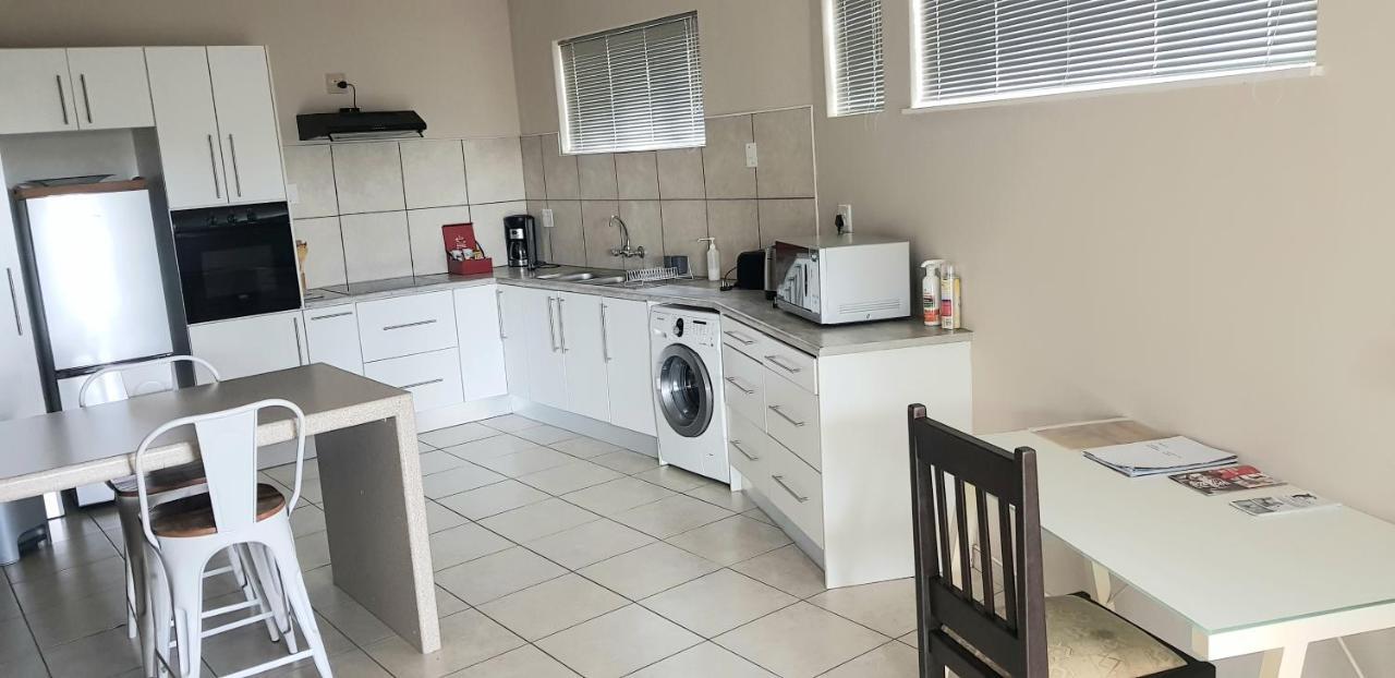 Feather Self Catering Accommodation Windhoek Ngoại thất bức ảnh